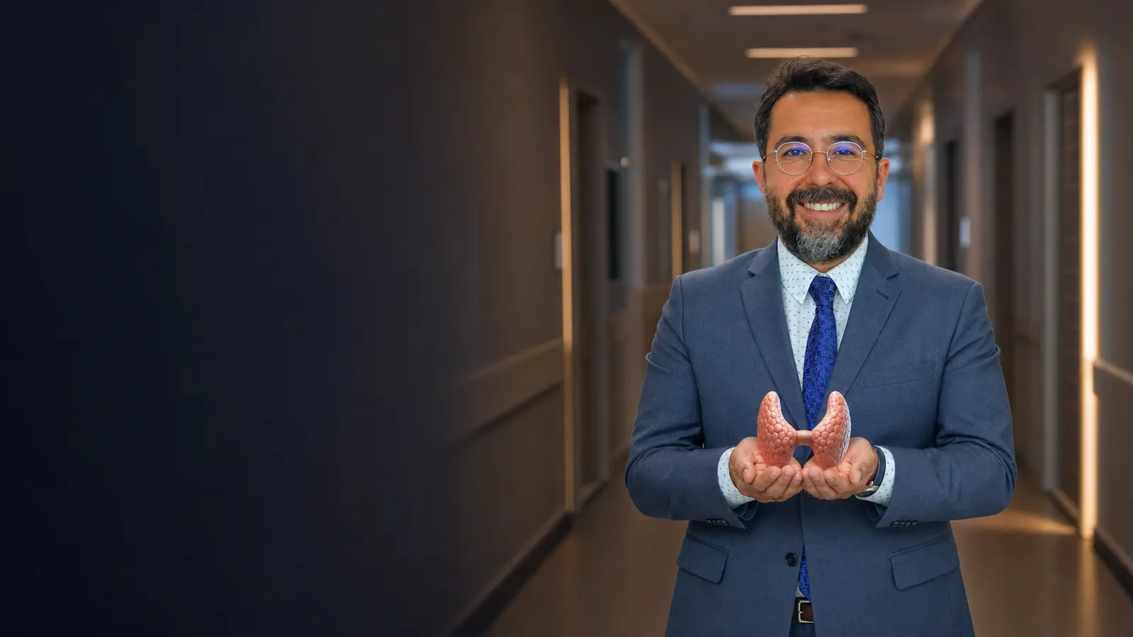Elinde anatomik tiroid modeli tutan Prof. Dr. Hüseyin Yüce Bircan